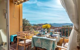 L'Odyssée provençale, un duplex de charme de 2 chambres au pied du village médiéval de Bormes-les-Mimosas, offrant des prestations haut de gamme et une superbe vue sur le Massif des Maures